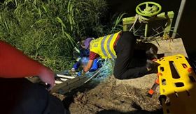 消防人員架長梯將老翁救起。圖／桃園電子報

