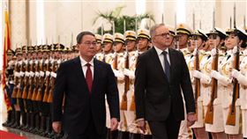 澳洲總理艾班尼斯（右）7日下午在北京人民大會堂與中國國務院總理李強會晤（左）。（圖取自twitter.com/@AlboMP）