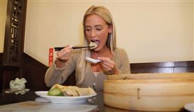 瑞典人妻「被台灣人詐騙」！背著老公…偷吃小籠包、臭豆腐洩憤（圖／翻攝自Stopkiddinstudio）