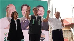 蘇貞昌屏東輔選徐富癸  與周春米齊呼「凍蒜」前行政院長蘇貞昌（右）7日到屏東輔選民進黨屏南立委參選人徐富癸（中），2人與屏東縣長周春米（左）一同攜手高喊「凍蒜」等口號，呼籲鄉親集中選票支持相挺。中央社記者李卉婷攝  112年11月7日