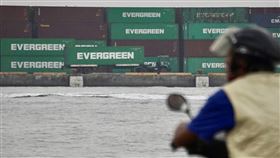 10月出口翻黑  年減4.5%（2）財政部7日公布10月出口381.1億美元，年減4.5%，由紅翻黑；進口323.4億美元，年減12.3%。圖為一輛曳引車穿梭高雄港區裝卸貨櫃。中央社記者董俊志攝  112年11月7日