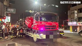 輔仁大學2女學生騎車雙載與水泥車發生碰撞後送醫救治。（圖／翻攝畫面）