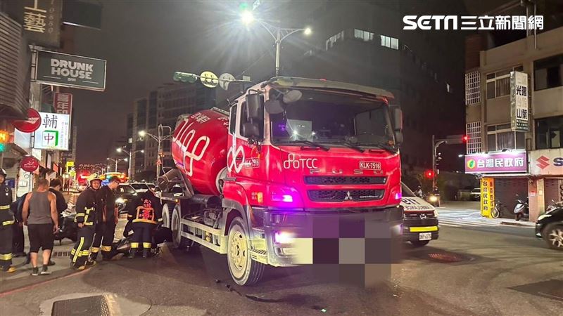 新莊水泥車撞機車　2輔大女倒車旁急送醫