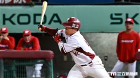 ▲台灣大賽第3戰，樂天桃猿捕手嚴宏鈞安打送回林政華5：4超前。（圖／記者劉彥池攝影）