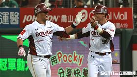 ▲台灣大賽第3戰，樂天桃猿一壘手陳俊秀觸擊送回陳晨威，比數變成7：4。（圖／記者劉彥池攝影）