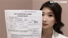 國民黨立委參選人李明璇秀出報案三聯單。（圖／李明璇提供）