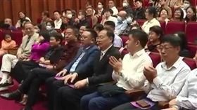 徐春鶯「統戰音樂會C位照片」曝光！李正皓：8日持續爆料▲李正皓問春鶯「為何拍照還可以站C位」。（圖／翻攝自李正皓臉書）