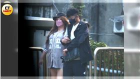 不管是要拿東西還是做什麼事情，兩人手也堅持不放開。（圖／本刊攝影組）