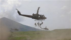 日本富士總合火力演習  演練防衛離島日本陸上自衛隊「富士總合火力演習」27日舉行，疫情前每年開放民眾參觀，但疫情期間連3年不開放給民眾參觀。由於日本周邊安全保障環境趨於嚴峻，今年起也不開放民眾參觀。中央社記者楊明珠靜岡攝  112年5月27日