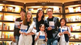 蔡岳勳（右二）與于小惠（右三）最後一次公開露面，有聊到自己如何經營夫妻關係；當時兩人的工作也受挫並得到外界注目。（翻攝自臉書）