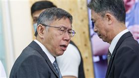 柯文哲出席政策發表記者會民眾黨總統參選人柯文哲（左）7日上午在全國競選總部舉行「因應少子女化對策」記者會，暢談政見；會後離開時有媒體提問，柯文哲停下聆聽。中央社記者吳家昇攝  112年11月7日