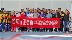 侯友宜、張智倫於中和國民運動中心內與後援會布條合影。（圖／翻攝自張智倫臉書）
