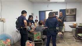 移民署彰化專勤隊，吃羊肉爐發現隔壁桌竟是4失聯移工，貼心等吃完才逮人(圖／彰化專勤隊提供)