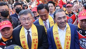 台北葫蘆寺遶境巡安活動　人潮擁擠台北葫蘆寺2日上午舉辦遶境巡安活動，台灣民眾黨總統參選人柯文哲（中左）、國民黨總統參選人侯友宜（中右）、鴻海集團創辦人郭台銘（中）等人出席，現場人潮擁擠、場面熱絡。中央社記者趙世勳攝　112年11月2日