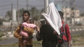 一名巴勒斯坦婦人以白衣作為白旗，以避免家人、小孩與自己遭射殺。（圖／美聯社／達志影像）