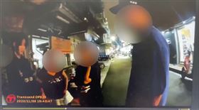 通化夜市女子買晚餐被鐵窗砸中，氣得找樓上房東理論。（圖／翻攝畫面）