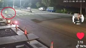 彰化「雨衣阿飄」，路口監視器影像曝,維持站立走斑馬線，轉圈，飄起來，影片長達2分半，詭異(圖／翻攝自抖音yuuyo0o)