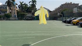 彰化「雨衣阿飄」，路口監視器影像曝,維持站立走斑馬線，轉圈，飄起來，影片長達2分半，詭異(圖／翻攝自抖音yuuyo0o)