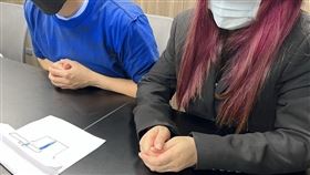 ▲受害女童小果（化名）的爸媽現身淚訴，希望政府重視兒少案件。（圖，經過特殊處理／鏡週刊）