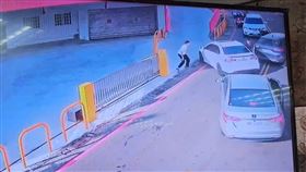 苗警車追捕詐欺車手，爆胎撞民車，逮1人鎖定1人查緝，接應車手衝撞偵防車(圖／翻攝畫面)