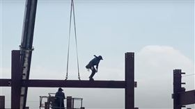 鋼樑,工人,施工,倉儲（圖／翻攝自記者爆料網）