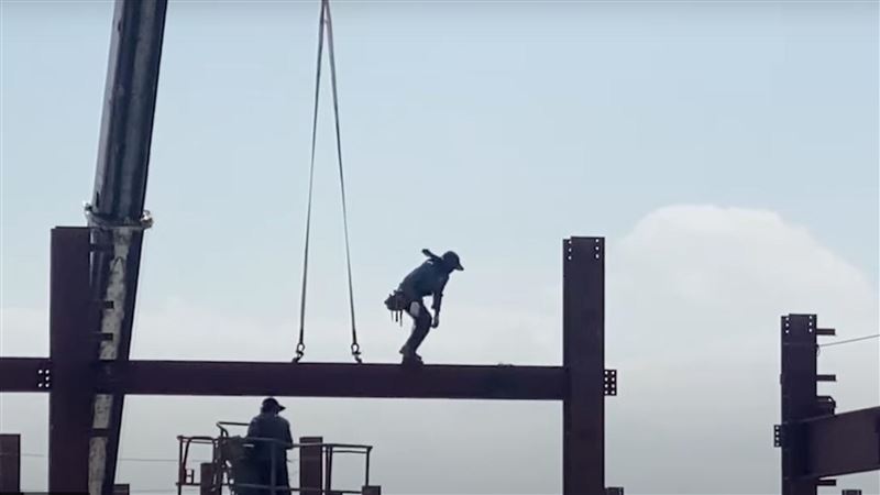 桃園倉儲工人沒掛安全鎖 險走5樓高鋼樑