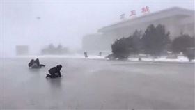 大陸東北暴雪　民眾「牽手組人牆」被吹垮（圖／CTWANT提供）