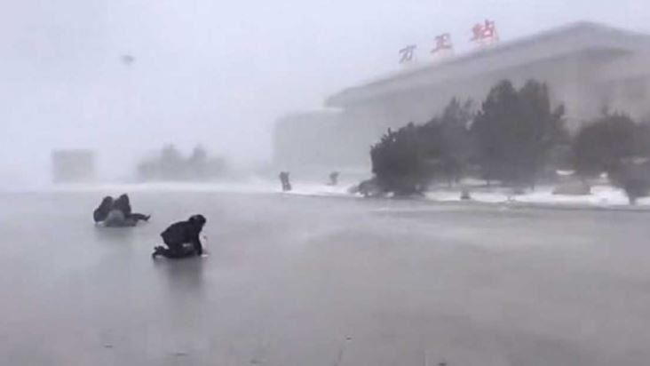 大陸東北暴雪　民眾「牽手組人牆」被吹垮