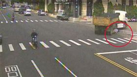  苗栗聯結車右轉猛撞，女騎士被機車往外推，奇蹟輕傷，驚險逃劫畫面曝(圖／翻攝畫面)