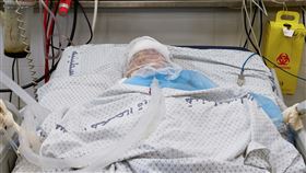 比死亡還痛苦，加薩缺乏醫療物資，病患截肢手術在沒有麻醉的狀況開刀。（圖／路透／達志影像）