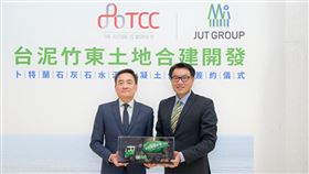 台泥總經理程耀輝（右）贈送台泥最新低碳混凝土模型車給忠泰建設總經理瞿世泉（左），期許雙方合作共創竹東低碳樂居生活圈。（圖／台泥提供）