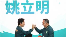 賴清德邀姚立明擔任競總主委民進黨總統參選人賴清德（左）7日上午召開記者會，公布總統競選總部組織架構，戴上棒球手套一一授予「致勝球」，由新黨前立委姚立明（右）擔任競選總部主任委員。中央社記者趙世勳攝  112年11月7日