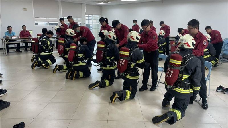 新北消防授業儀式　師傅為新生戴消防帽