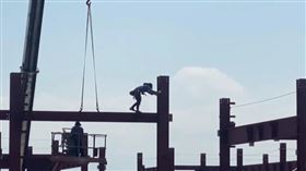 危險！大園區千坪倉儲無照施工　高空作業無防護措施