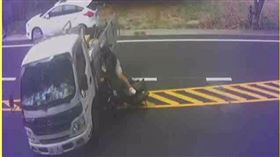 鹿港，貨車雙黃線迴轉！男大生被撞捲車底「雙腳狂掙扎」驚悚畫面曝（圖／翻攝畫面）