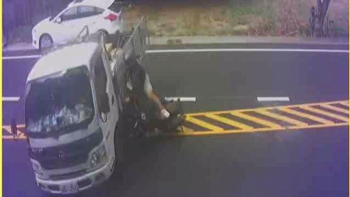 男大生被撞捲入車底　雙腳掙扎驚悚畫面曝