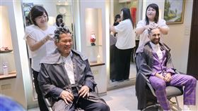 「來去總統府住一晚」第9組訪賓是來自法國的YouTuber酷的夢- Ku's dream，總統府秘書長林佳龍親自帶酷到總統府美髮部體驗台式洗髮。（圖／翻攝林佳龍臉書)