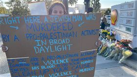 美國以巴示威出人命  猶太人舉標語抗議美籍猶太人賈可布斯（Avia Jacobs）7日在千橡市（Thousand Oaks）的十字路口舉牌抗議。譴責親巴勒斯坦人士煽動暴力，導致猶太男子凱斯勒（Paul Kessler）在加州一場示威活動中喪命。中央社記者林宏翰洛杉磯攝  112年11月8日