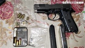 警方在朱男住家查獲1把改造手槍及9顆子彈。（圖／翻攝畫面）