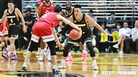 ▲東超聯賽新北國王迎戰SK騎士，林書豪對位金善亨。（圖／記者劉彥池攝影）