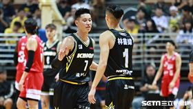 ▲東超聯賽新北國王迎戰SK騎士，林書豪下場和弟弟林書緯擊掌。（圖／記者劉彥池攝影）