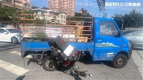 北市黃男駕駛小貨車突右轉，導致同向機車閃避不及而撞上。（圖／翻攝畫面）