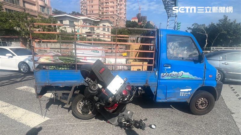 小貨車抵路口突右轉　機車煞不住撞進底盤