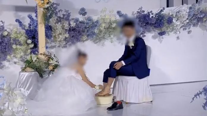 婚禮新人「互相洗腳」惹議！新郎：這是愛