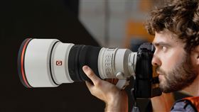 鏡頭重量僅約 1,470 克的 Sony FE 300mm F2.8 GM OSS ，為同級中最輕的超望遠鏡頭，提供前所未有的便攜性和機動性。