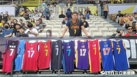 ▲東超聯賽，林書豪粉絲魏先生曬球衣收藏。（圖／記者劉彥池攝影）