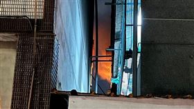 桃園市龍壽街民宅火警造成1死2命危的慘劇。（圖／翻攝畫面）