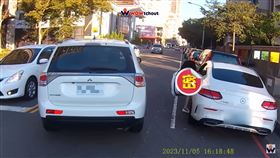 騎士發現賓士車紅線違停，還車門大開。（圖／ 翻攝自「WoWtchout-地圖型行車影像分享平台」）