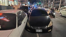 王男拉K開車上路，猛撞6汽機車。（圖／翻攝畫面）