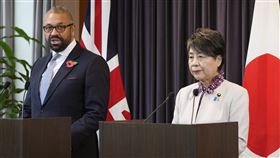 英日外長詹姆斯·克萊弗利和上川陽子於G7外長會議後發布聯合聲明。（圖／美聯社／達志影像）